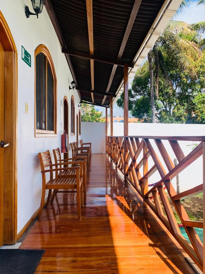 Hostal White House Galapagos ปูแอร์โตอาโยรา ภายนอก รูปภาพ