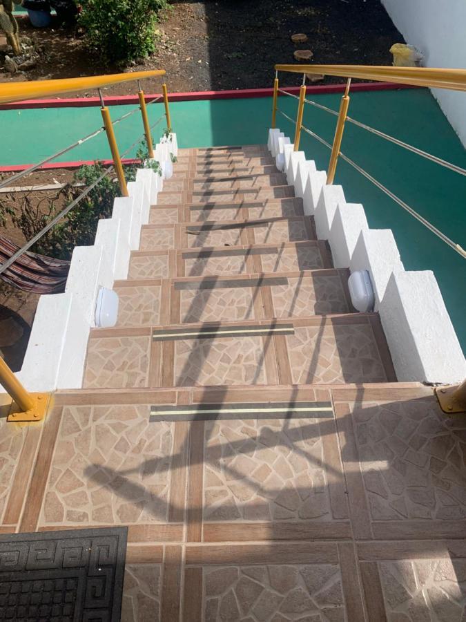Hostal White House Galapagos ปูแอร์โตอาโยรา ภายนอก รูปภาพ