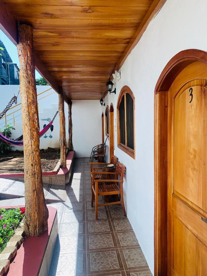 Hostal White House Galapagos ปูแอร์โตอาโยรา ภายนอก รูปภาพ