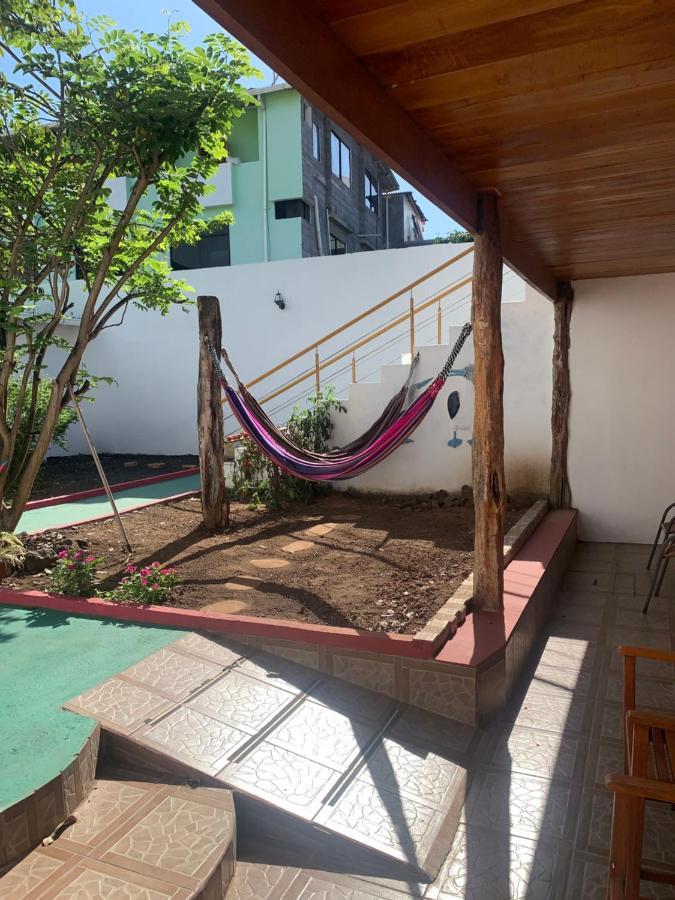 Hostal White House Galapagos ปูแอร์โตอาโยรา ภายนอก รูปภาพ