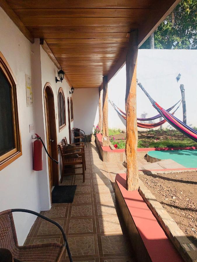 Hostal White House Galapagos ปูแอร์โตอาโยรา ภายนอก รูปภาพ