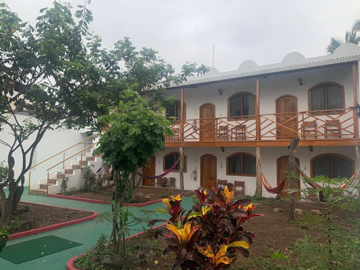 Hostal White House Galapagos ปูแอร์โตอาโยรา ภายนอก รูปภาพ