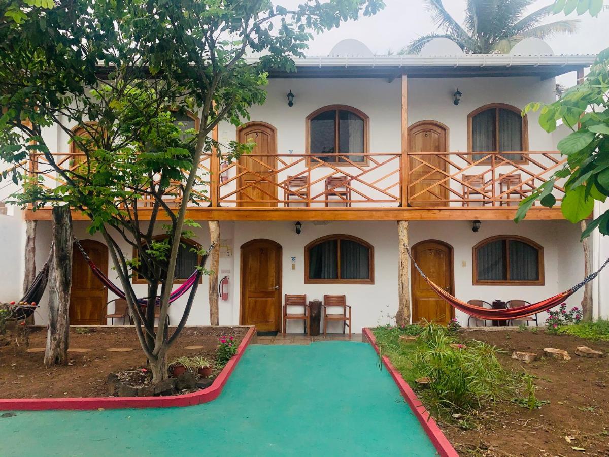 Hostal White House Galapagos ปูแอร์โตอาโยรา ภายนอก รูปภาพ