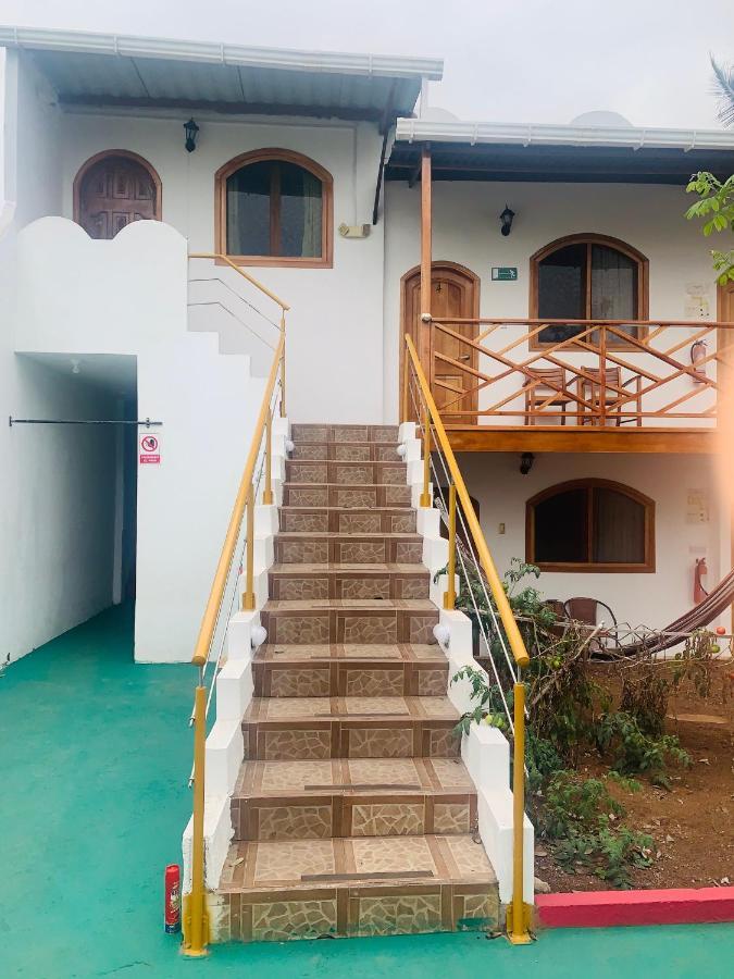 Hostal White House Galapagos ปูแอร์โตอาโยรา ภายนอก รูปภาพ