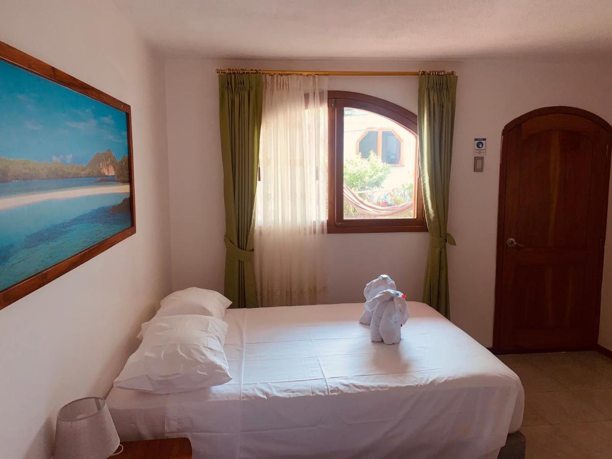 Hostal White House Galapagos ปูแอร์โตอาโยรา ภายนอก รูปภาพ