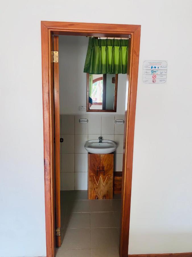 Hostal White House Galapagos ปูแอร์โตอาโยรา ภายนอก รูปภาพ