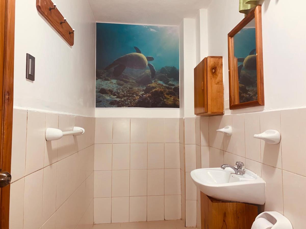 Hostal White House Galapagos ปูแอร์โตอาโยรา ภายนอก รูปภาพ