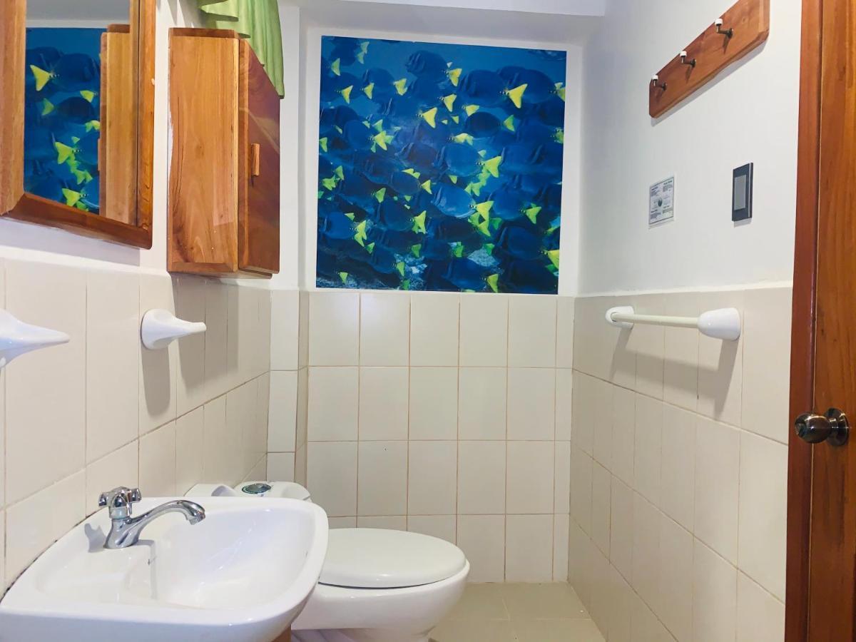 Hostal White House Galapagos ปูแอร์โตอาโยรา ภายนอก รูปภาพ