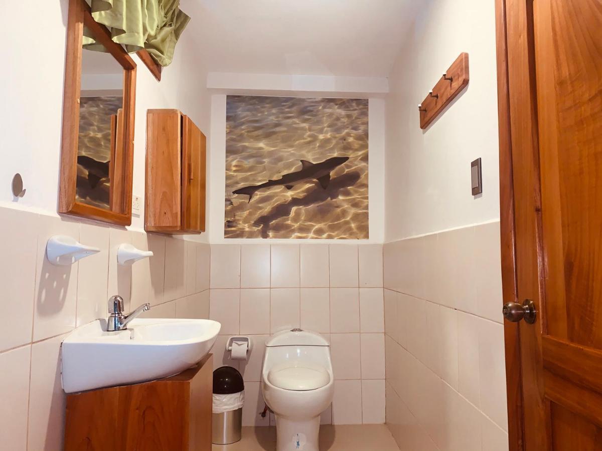 Hostal White House Galapagos ปูแอร์โตอาโยรา ภายนอก รูปภาพ