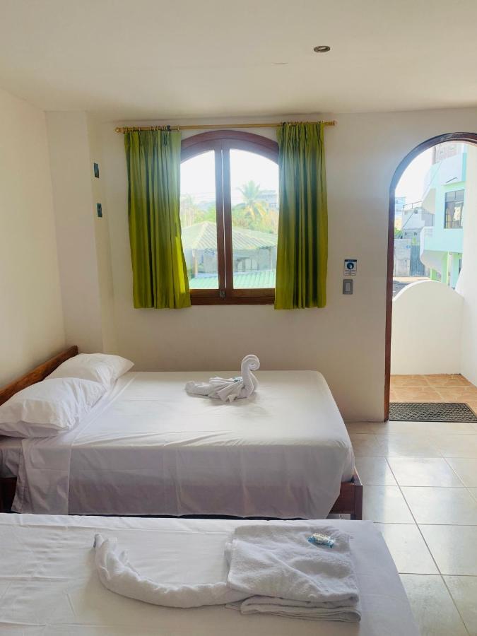 Hostal White House Galapagos ปูแอร์โตอาโยรา ภายนอก รูปภาพ