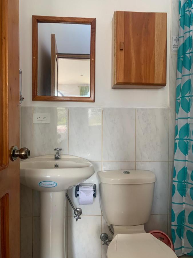 Hostal White House Galapagos ปูแอร์โตอาโยรา ภายนอก รูปภาพ