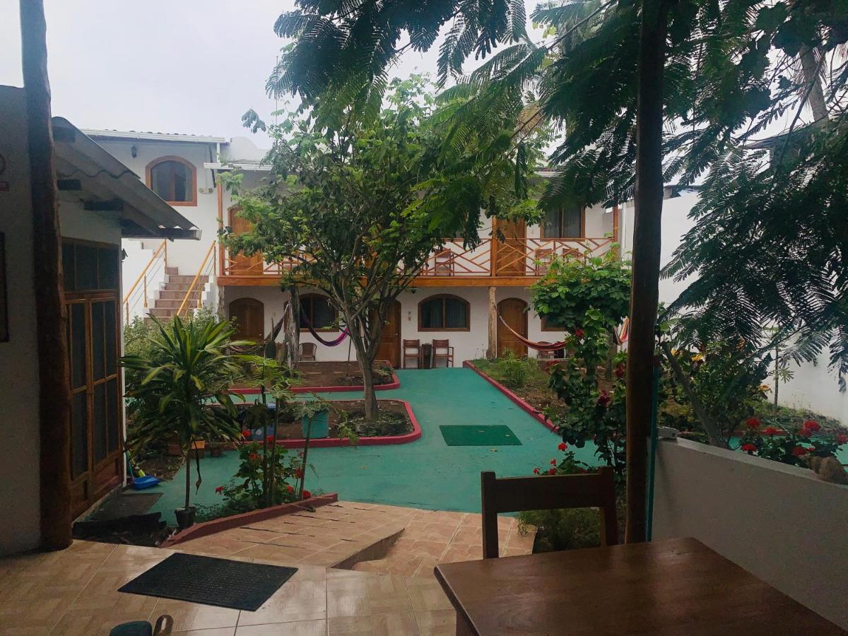 Hostal White House Galapagos ปูแอร์โตอาโยรา ภายนอก รูปภาพ