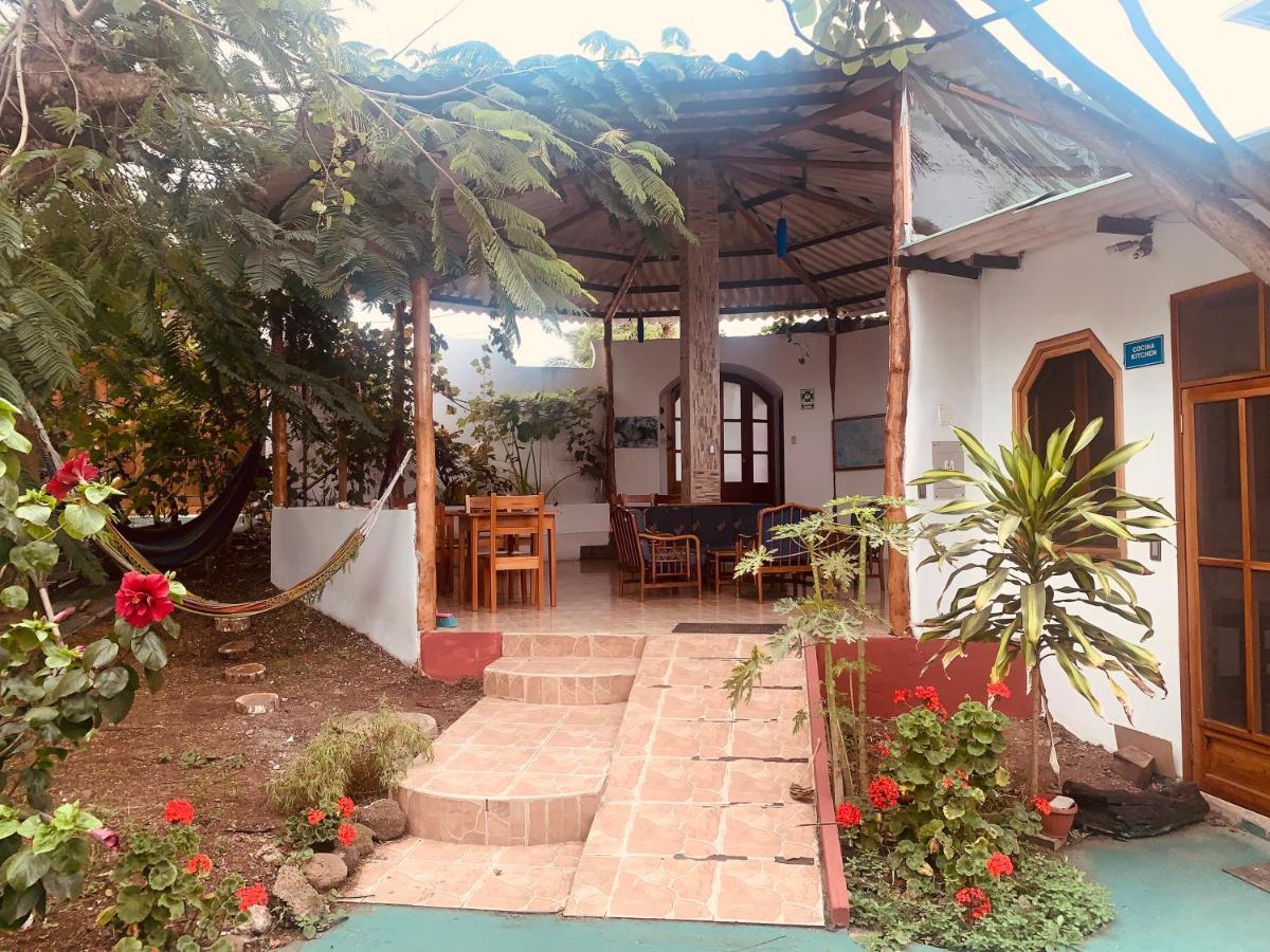 Hostal White House Galapagos ปูแอร์โตอาโยรา ภายนอก รูปภาพ