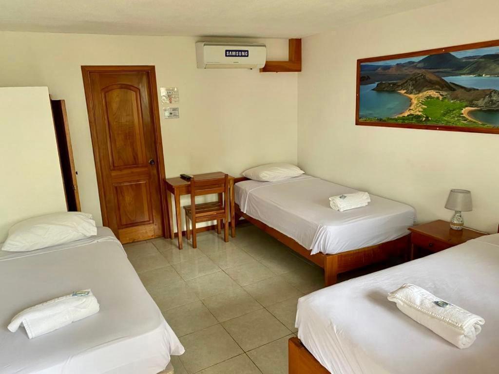Hostal White House Galapagos ปูแอร์โตอาโยรา ภายนอก รูปภาพ