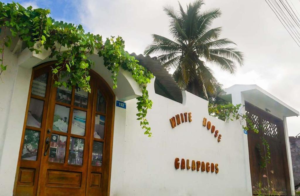 Hostal White House Galapagos ปูแอร์โตอาโยรา ภายนอก รูปภาพ