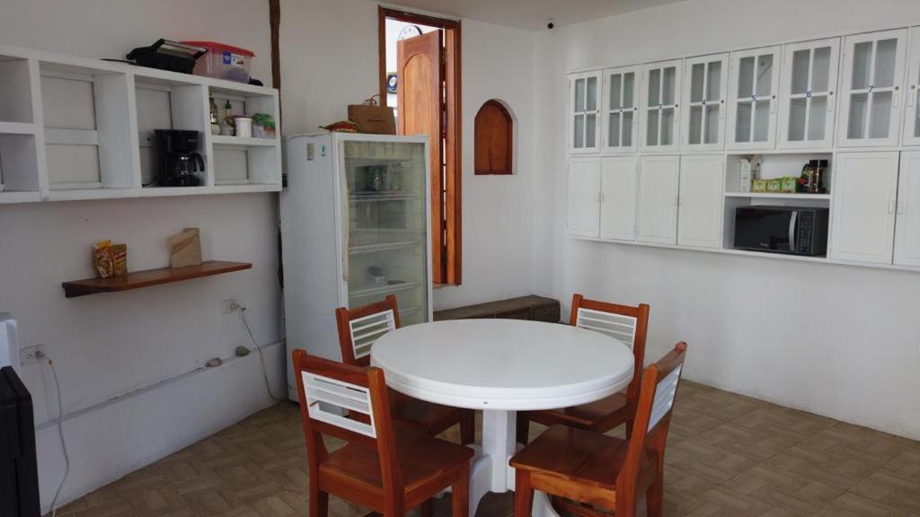 Hostal White House Galapagos ปูแอร์โตอาโยรา ภายนอก รูปภาพ
