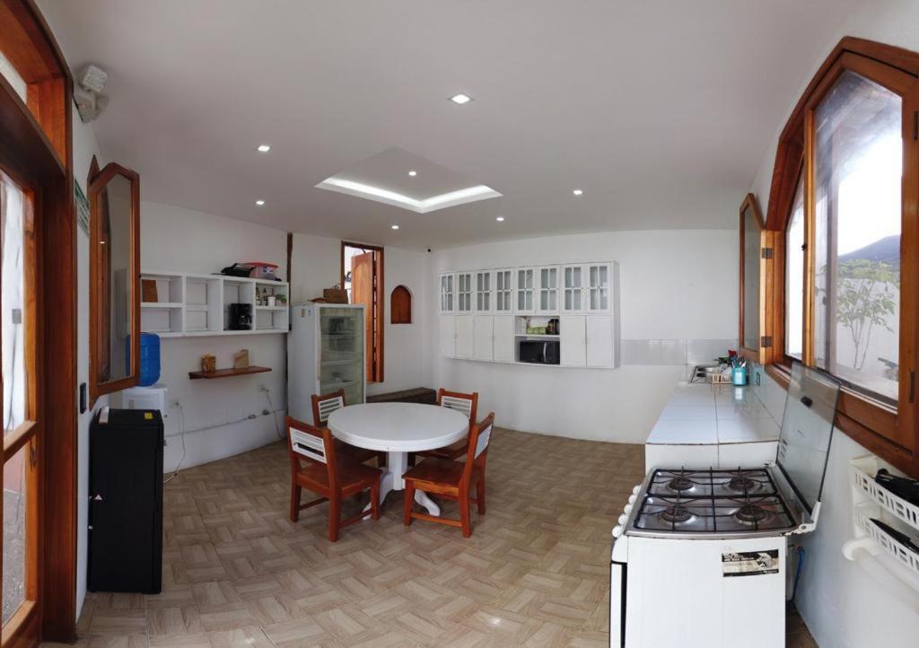 Hostal White House Galapagos ปูแอร์โตอาโยรา ภายนอก รูปภาพ