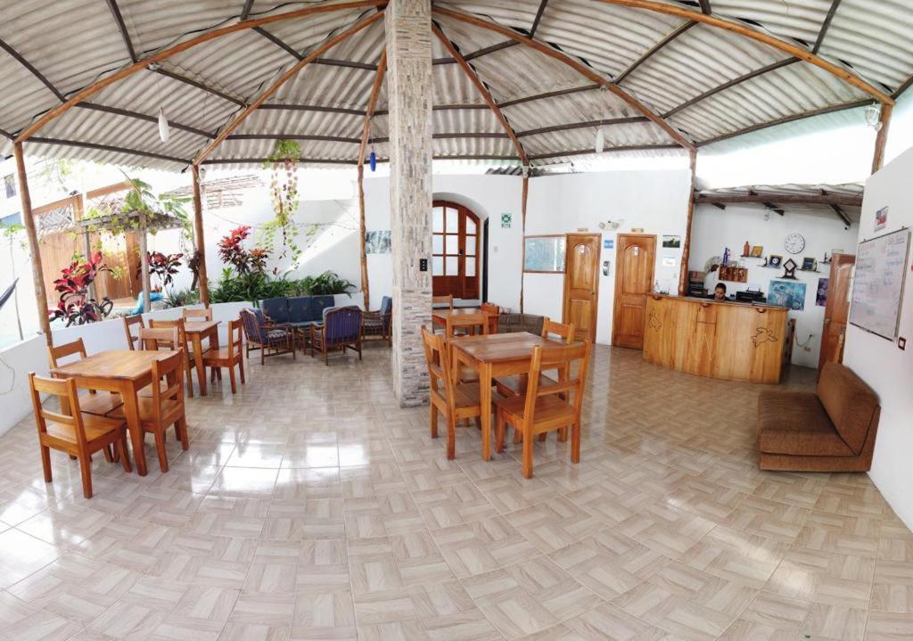 Hostal White House Galapagos ปูแอร์โตอาโยรา ภายนอก รูปภาพ