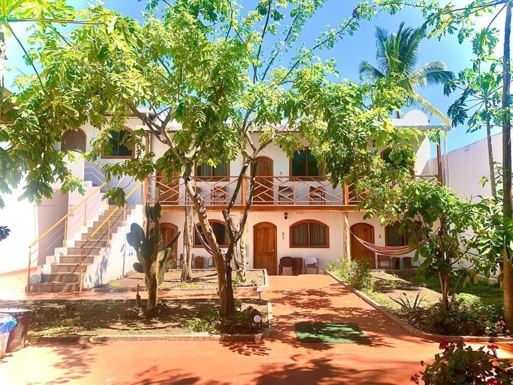 Hostal White House Galapagos ปูแอร์โตอาโยรา ภายนอก รูปภาพ