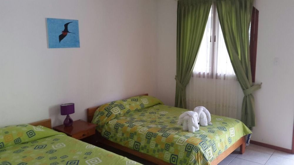 Hostal White House Galapagos ปูแอร์โตอาโยรา ภายนอก รูปภาพ