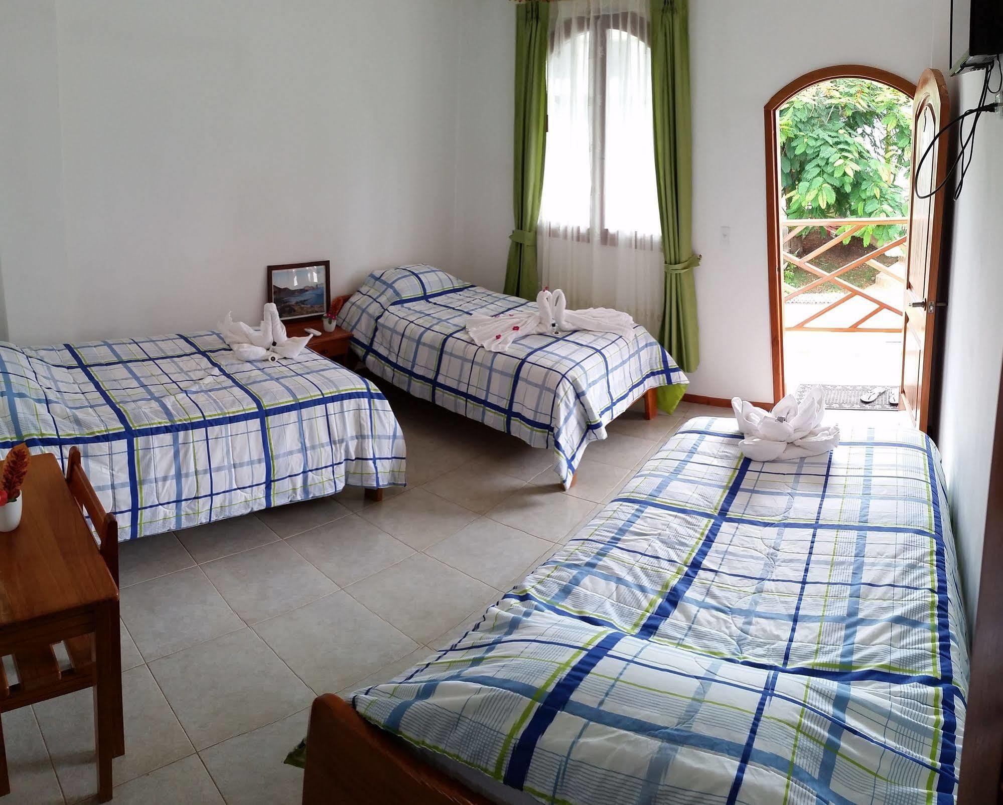 Hostal White House Galapagos ปูแอร์โตอาโยรา ภายนอก รูปภาพ