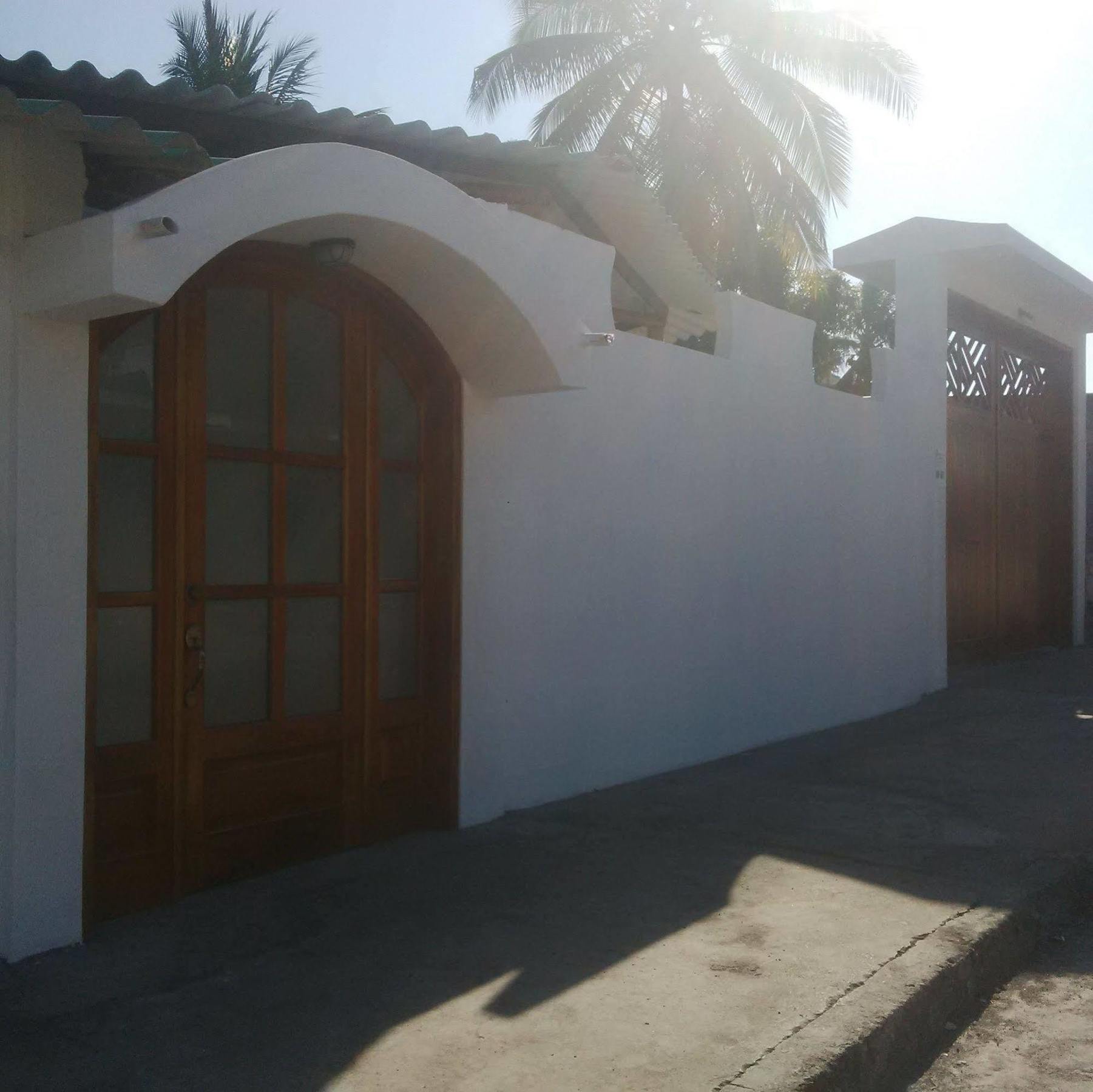 Hostal White House Galapagos ปูแอร์โตอาโยรา ภายนอก รูปภาพ
