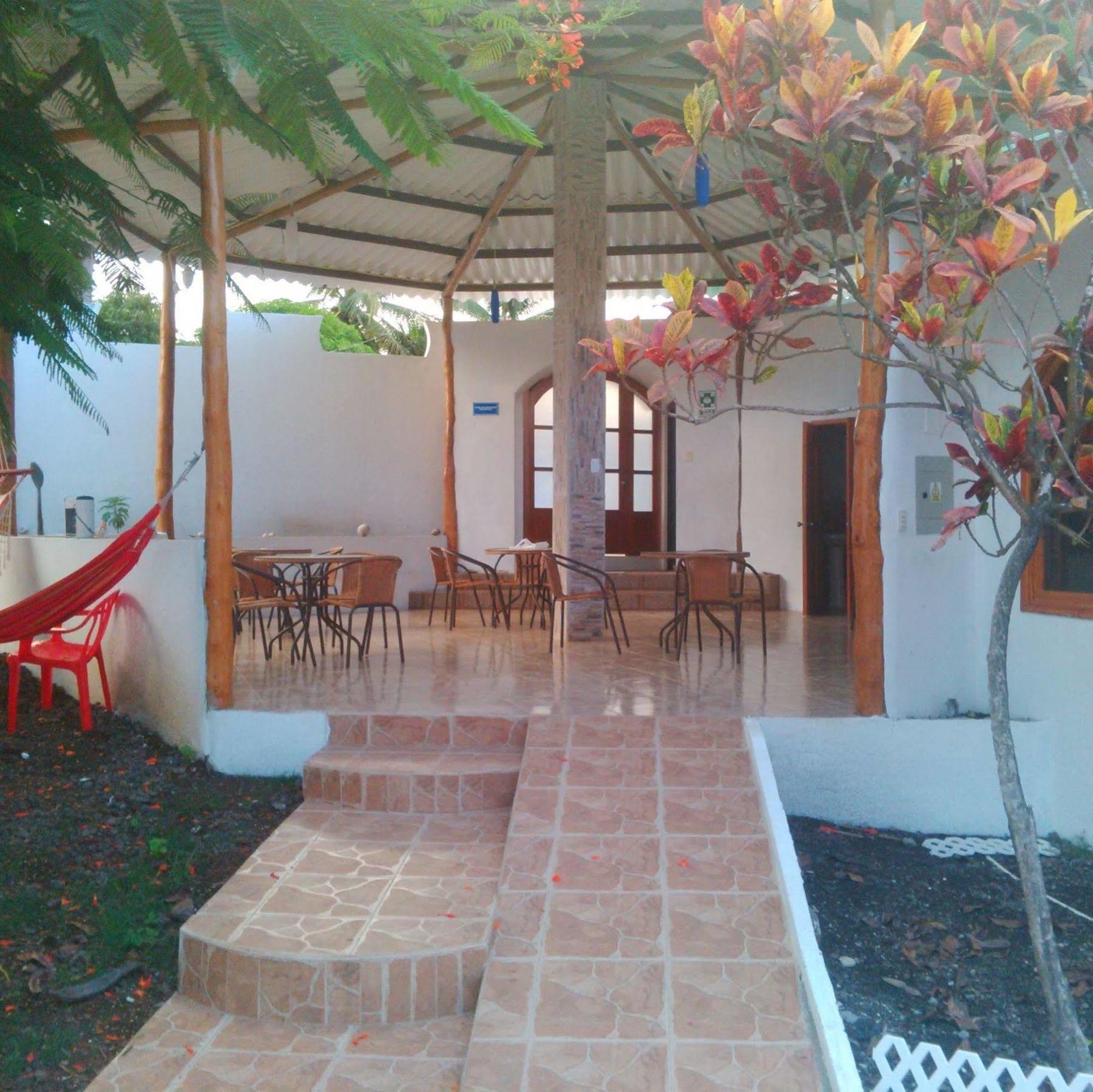 Hostal White House Galapagos ปูแอร์โตอาโยรา ภายนอก รูปภาพ