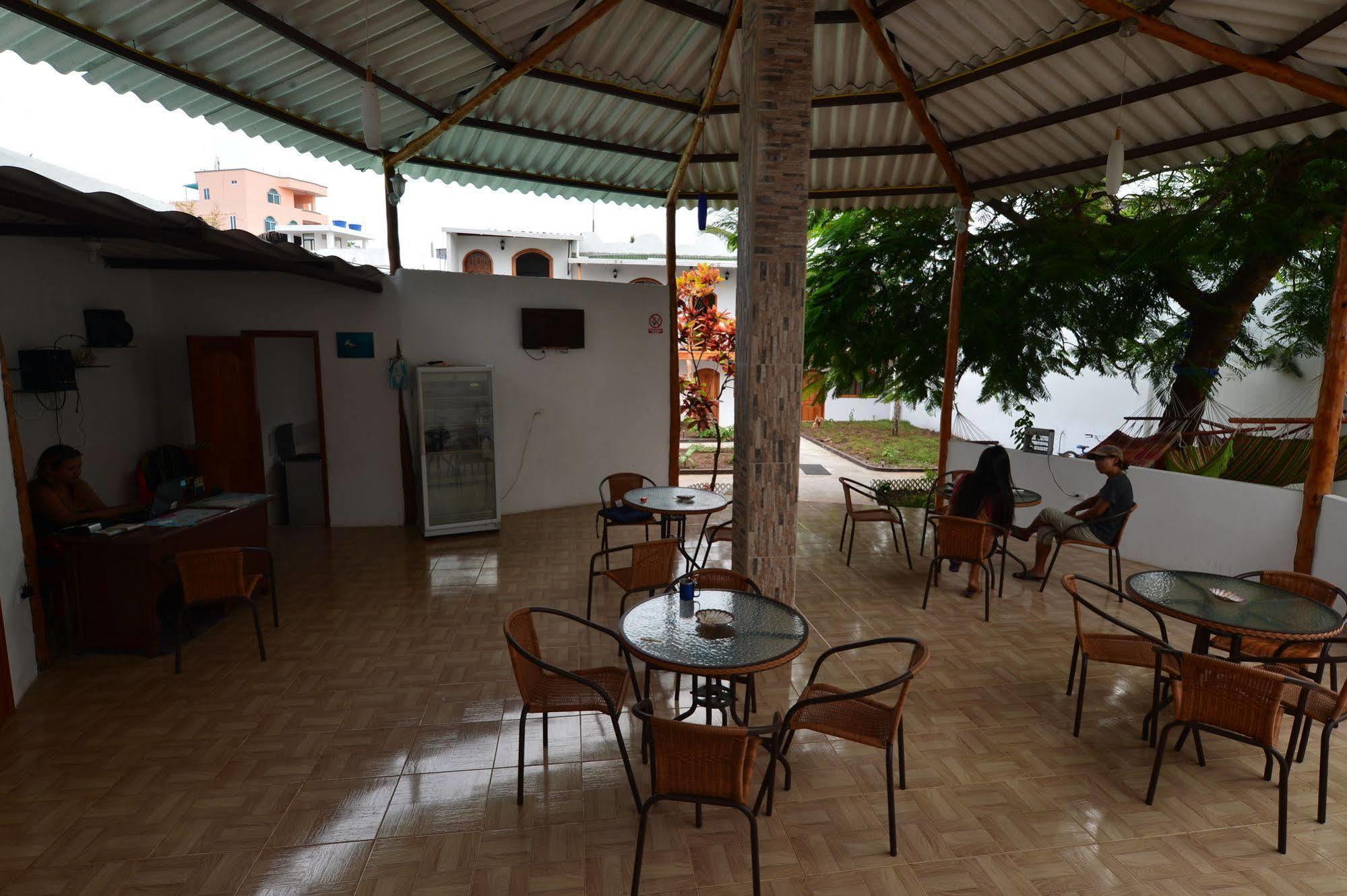Hostal White House Galapagos ปูแอร์โตอาโยรา ภายนอก รูปภาพ
