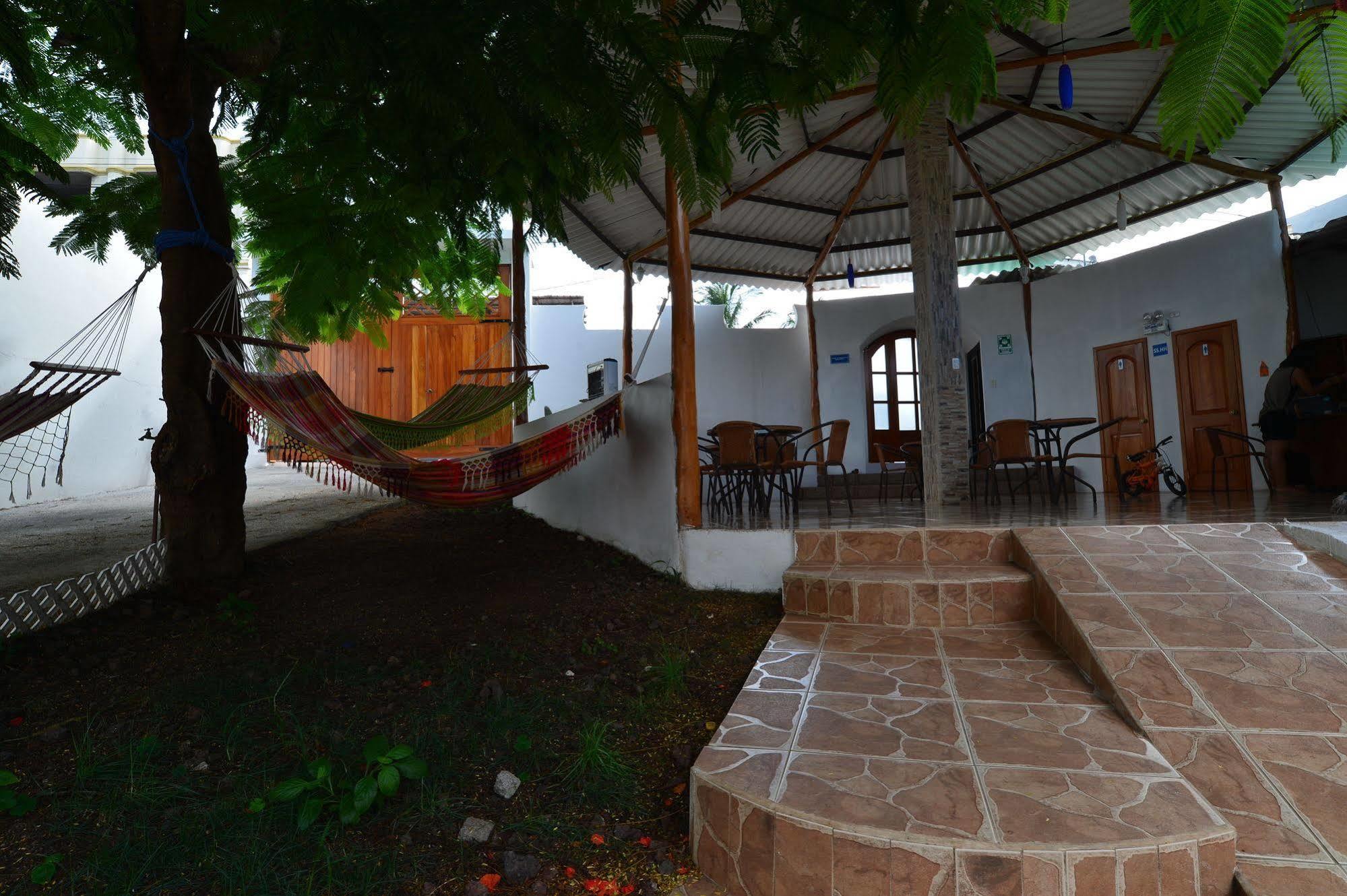 Hostal White House Galapagos ปูแอร์โตอาโยรา ภายนอก รูปภาพ