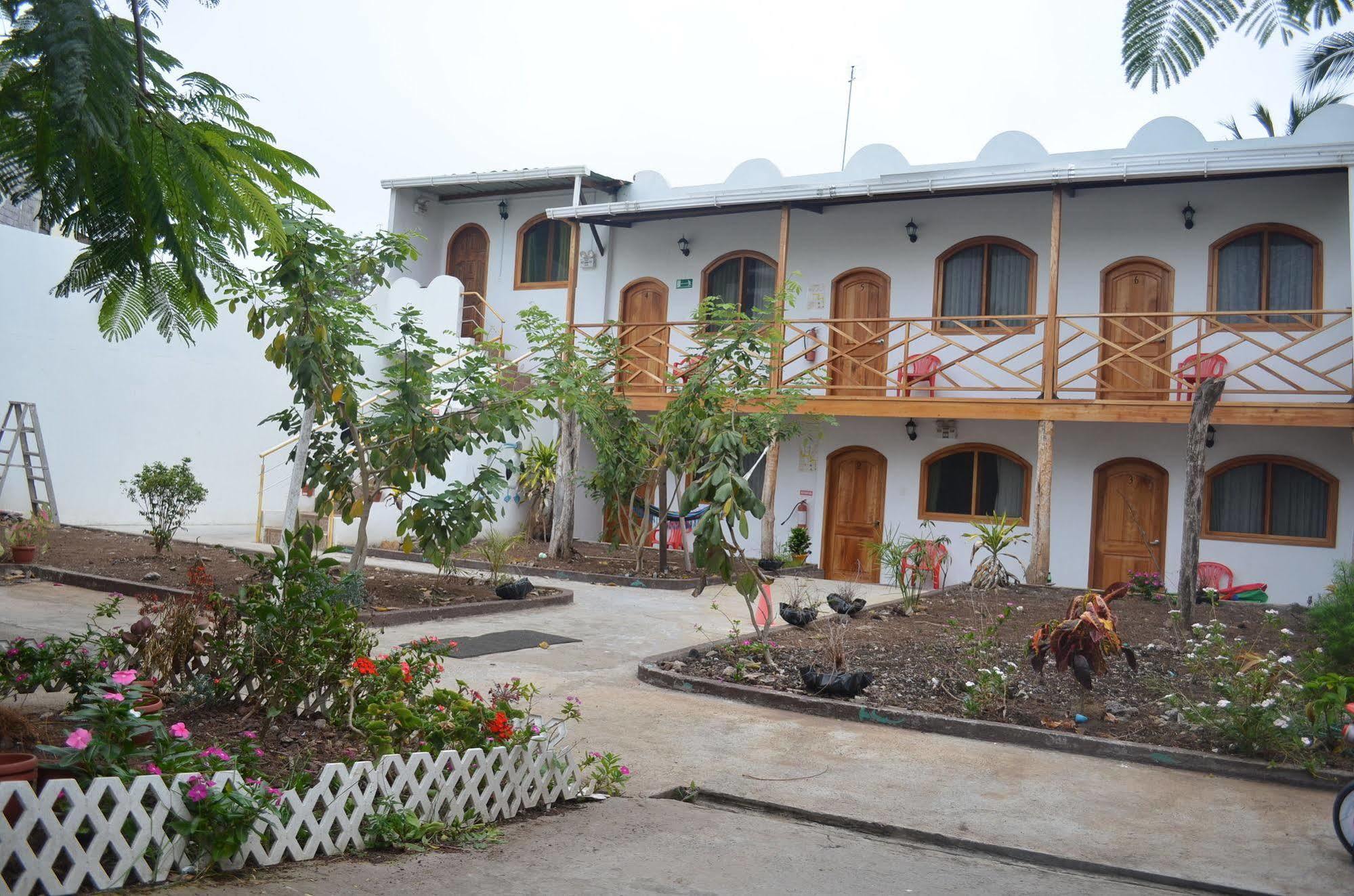 Hostal White House Galapagos ปูแอร์โตอาโยรา ภายนอก รูปภาพ