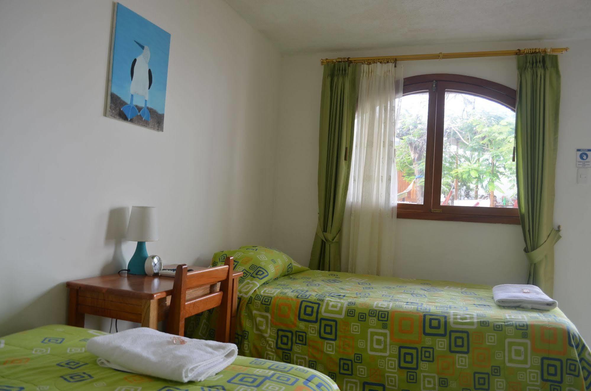Hostal White House Galapagos ปูแอร์โตอาโยรา ภายนอก รูปภาพ
