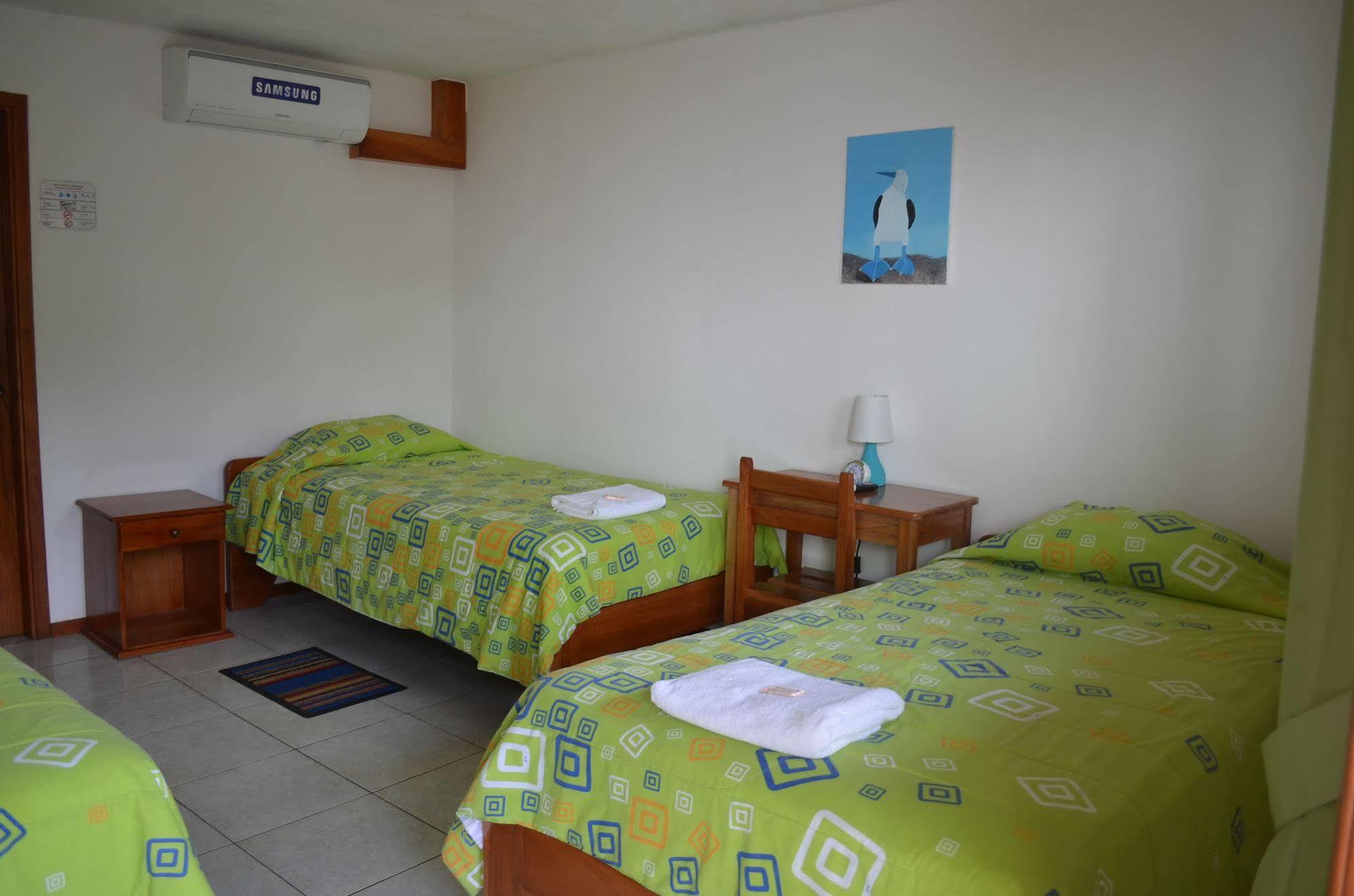 Hostal White House Galapagos ปูแอร์โตอาโยรา ภายนอก รูปภาพ