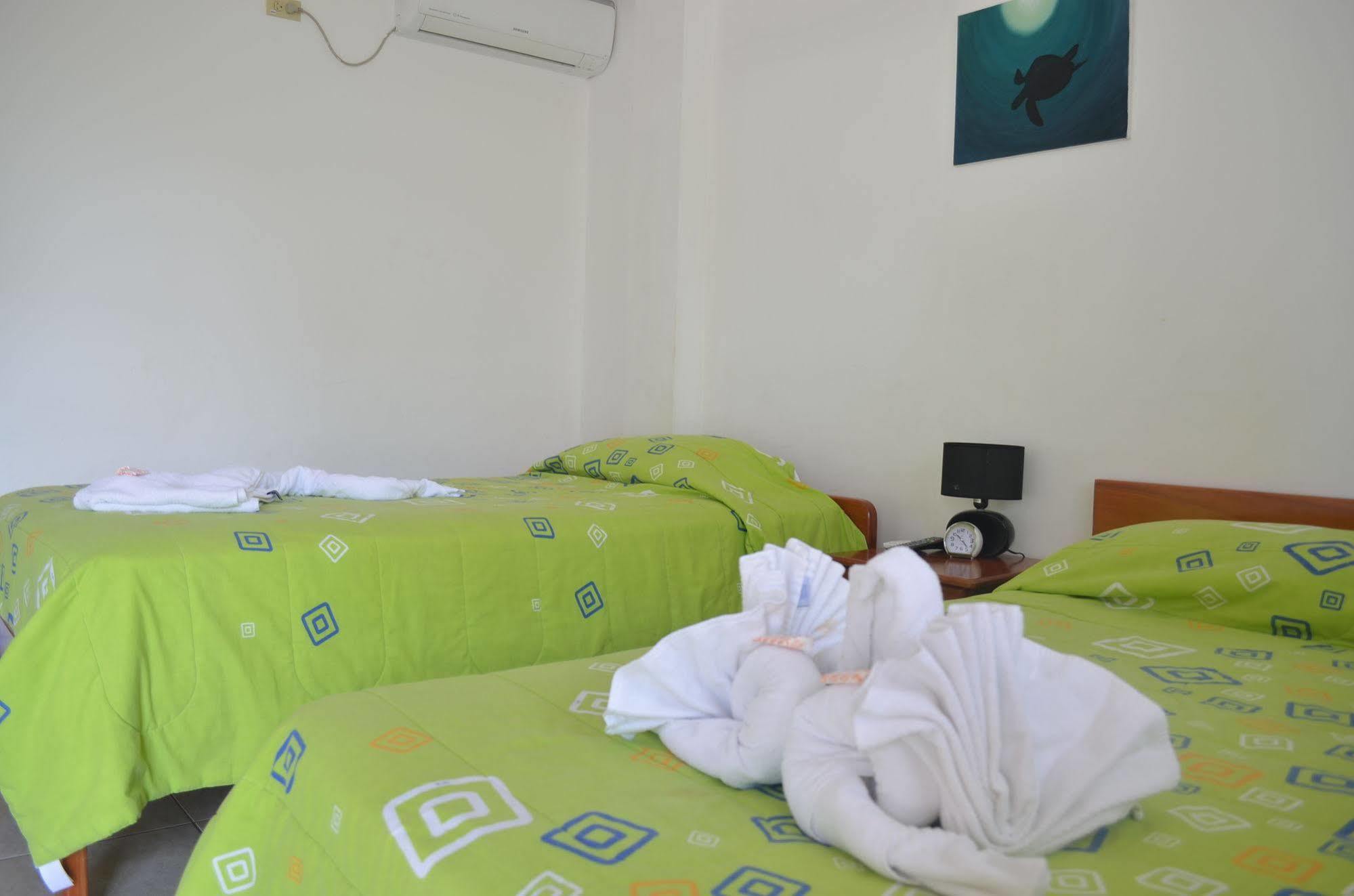 Hostal White House Galapagos ปูแอร์โตอาโยรา ภายนอก รูปภาพ