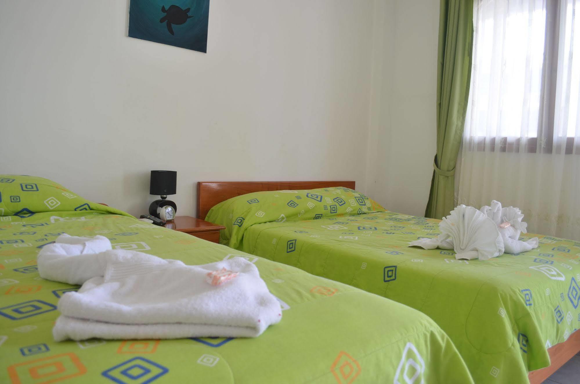 Hostal White House Galapagos ปูแอร์โตอาโยรา ภายนอก รูปภาพ
