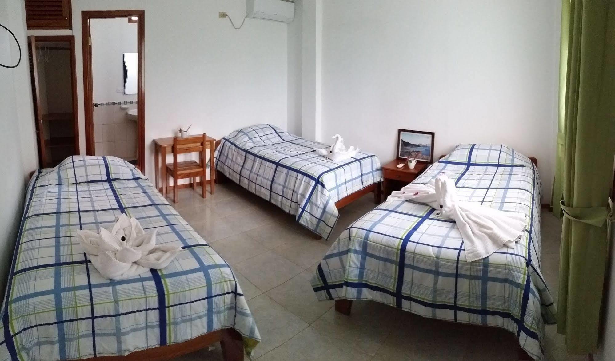 Hostal White House Galapagos ปูแอร์โตอาโยรา ภายนอก รูปภาพ
