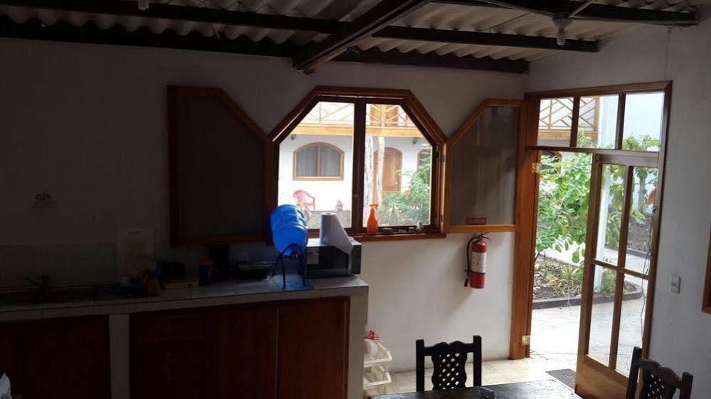 Hostal White House Galapagos ปูแอร์โตอาโยรา ภายนอก รูปภาพ