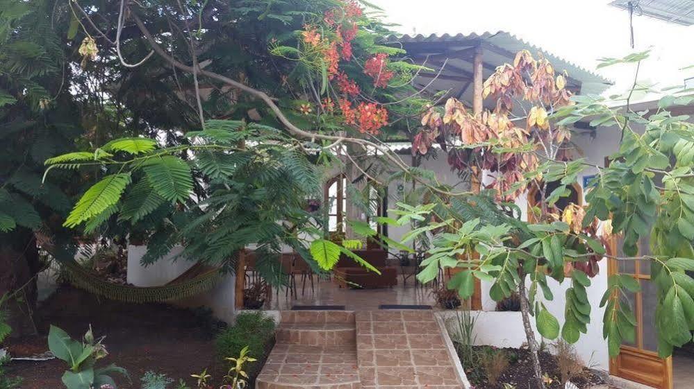 Hostal White House Galapagos ปูแอร์โตอาโยรา ภายนอก รูปภาพ