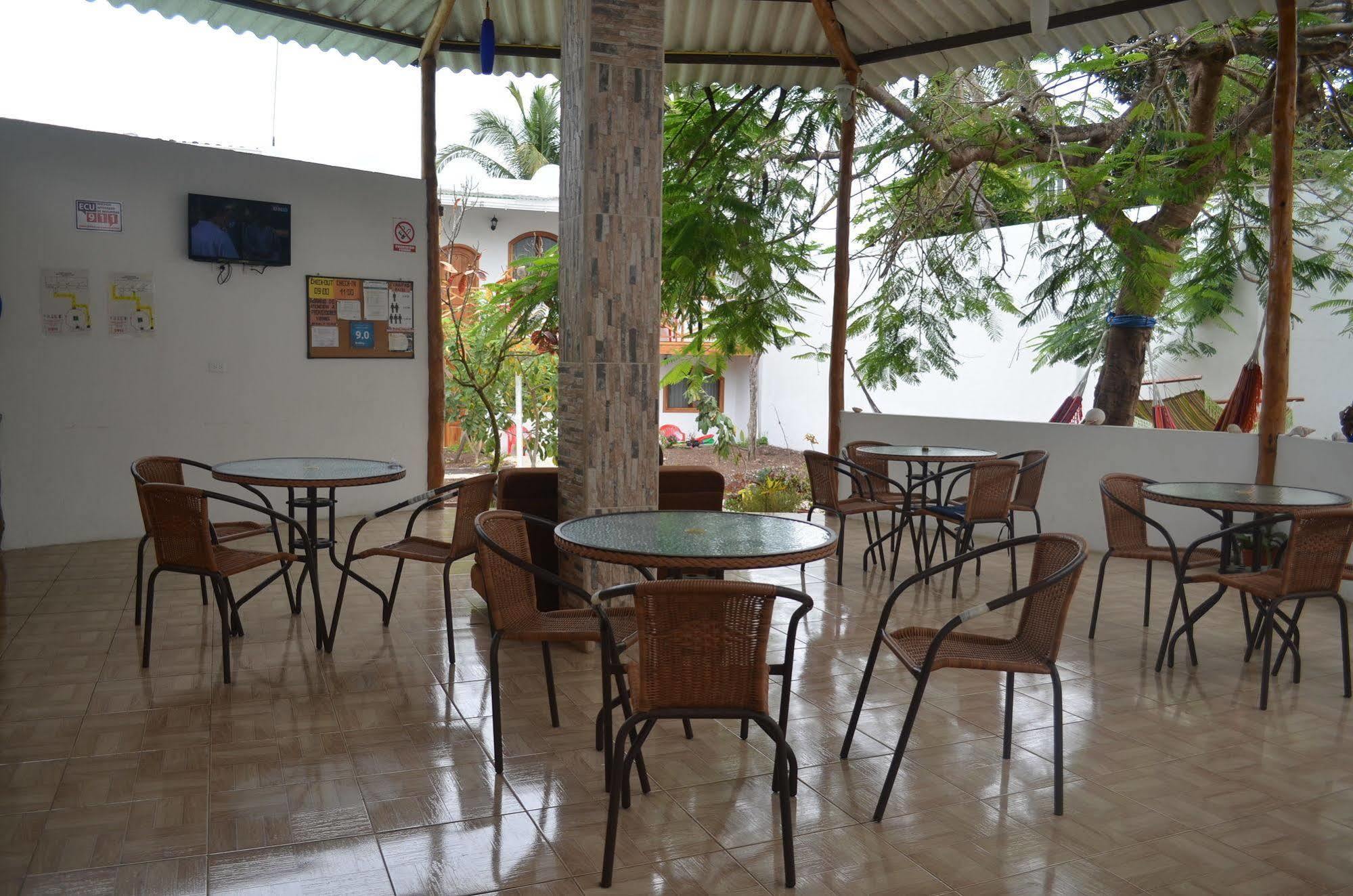 Hostal White House Galapagos ปูแอร์โตอาโยรา ภายนอก รูปภาพ