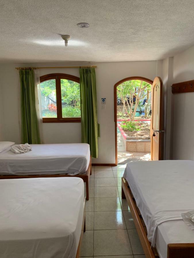 Hostal White House Galapagos ปูแอร์โตอาโยรา ภายนอก รูปภาพ