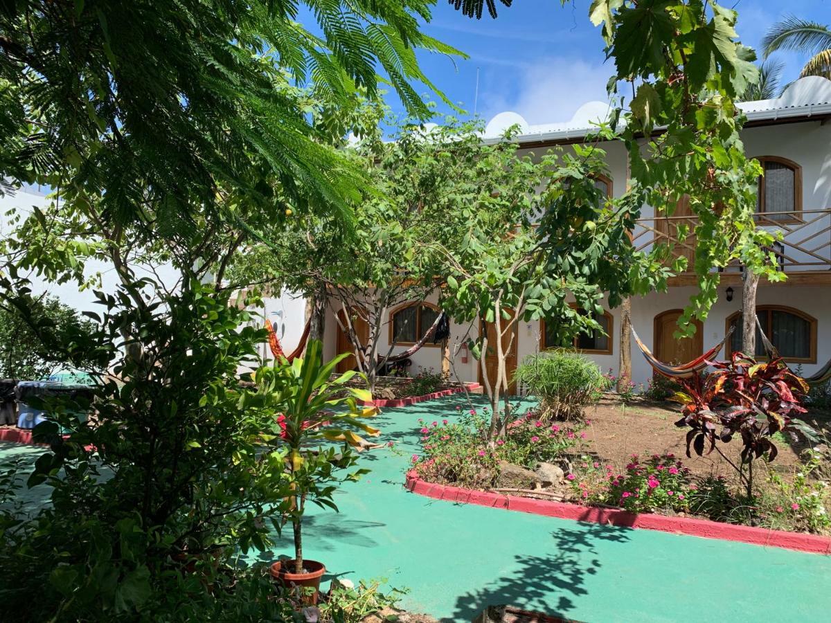 Hostal White House Galapagos ปูแอร์โตอาโยรา ภายนอก รูปภาพ